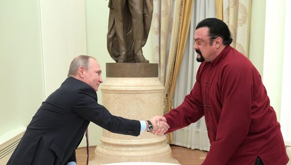Президент РФ Владимир Путин и американский актер во время встречи в Кремле Президент РФ Владимир Путин и американский актер во время встречи в Кремле
