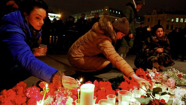 Горожане зажигают свечи у входа в вестибюль станции метро Спасская в память о погибших в результате взрыва в метро Санкт-Петербурга Горожане зажигают свечи у входа в вестибюль станции метро Спасская в память о погибших в результате взрыва в метро Санкт-Петербурга