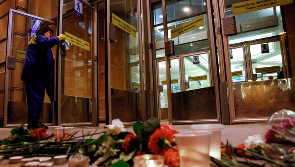 Цветы и свечи у входа в вестибюль станции метро Спасская в память о погибших в результате взрыва в метро Санкт-Петербурга Цветы и свечи у входа в вестибюль станции метро Спасская в память о погибших в результате взрыва в метро Санкт-Петербурга