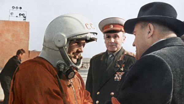Летчик-космонавт СССР Юрий Гагарин и Сергей Павлович Королев перед стартом Летчик-космонавт СССР Юрий Гагарин и Сергей Павлович Королев перед стартом