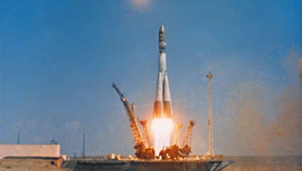 Старт ракеты-носителя Восток с кораблём Восток-1, на борту которого летчик-космонавт СССР Юрий Гагарин Старт ракеты-носителя Восток с кораблём Восток-1, на борту которого летчик-космонавт СССР Юрий Гагарин