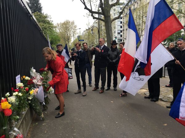 Митинг памяти по погибшим в результате взрыва в метро Санкт-Петербурга у посольства РФ в Париже Митинг памяти по погибшим в результате взрыва в метро Санкт-Петербурга у посольства РФ в Париже