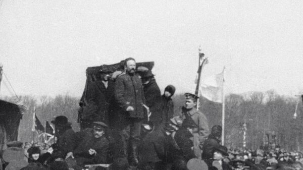 Митинг на Марсовом поле, посвященный международному празднику труда 1 Мая. Петроград. 1917 год Митинг на Марсовом поле, посвященный международному празднику труда 1 Мая. Петроград. 1917 год