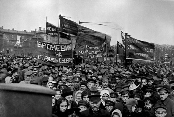 Первомайская демонстрация в Петрограде. 1 мая 1917 года Первомайская демонстрация в Петрограде. 1 мая 1917 года