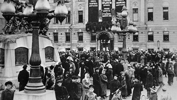 Участники Первомайской демонстрации на Скобелевской площади в Москве. 1917 год Участники Первомайской демонстрации на Скобелевской площади в Москве. 1917 год
