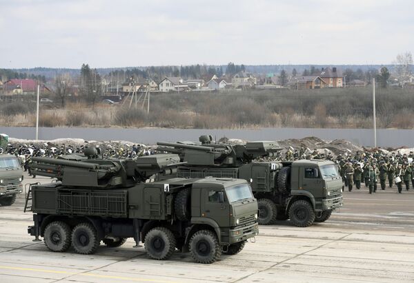 Самоходные ЗРПК наземного базирования Панцирь-С на шасси Камаз-6560 механизированной колонны Московского гарнизона во время тренировки к военному параду на Красной площади 9 мая 2017 года Самоходные ЗРПК наземного базирования Панцирь-С на шасси Камаз-6560 механизированной колонны Московского гарнизона во время тренировки к военному параду на Красной площади 9 мая 2017 года