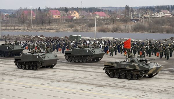 Бронетранспортеры БТР-МДМ Ракушка (на втором плане) и БМД-2 механизированной колонны Московского гарнизона во время тренировки к военному параду на Красной площади 9 мая 2017 года Бронетранспортеры БТР-МДМ Ракушка (на втором плане) и БМД-2 механизированной колонны Московского гарнизона во время тренировки к военному параду на Красной площади 9 мая 2017 года