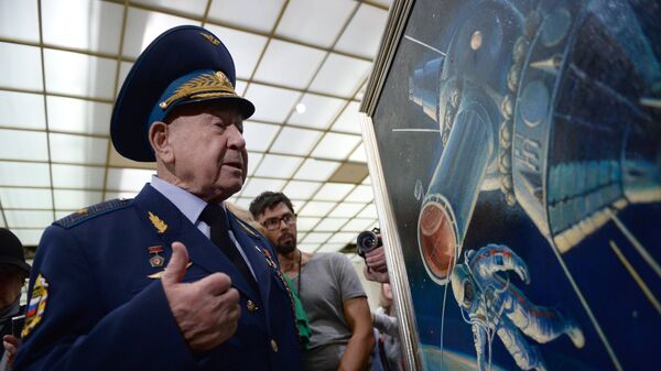 Космонавт Алексей Леонов на церемонии передачи своей картины Третьяковской галерее Космонавт Алексей Леонов на церемонии передачи своей картины Третьяковской галерее