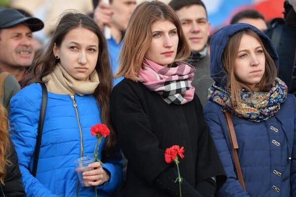 Участники всероссийской акции Вместе против террора возлагают цветы на Кремлевской набережной в Казани в память о жертвах теракта в Санкт-Петербурге Участники всероссийской акции Вместе против террора возлагают цветы на Кремлевской набережной в Казани в память о жертвах теракта в Санкт-Петербурге