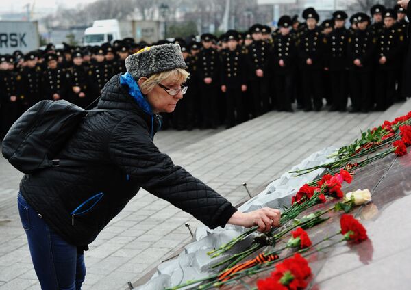 Женщина возлагает цветы к мемориалу на Корабельной набережной во Владивостоке в память о жертвах теракта в Санкт-Петербурге Женщина возлагает цветы к мемориалу на Корабельной набережной во Владивостоке в память о жертвах теракта в Санкт-Петербурге