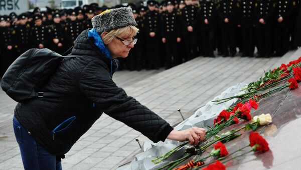 Женщина возлагает цветы к мемориалу на Корабельной набережной во Владивостоке в память о жертвах теракта в Санкт-Петербурге Женщина возлагает цветы к мемориалу на Корабельной набережной во Владивостоке в память о жертвах теракта в Санкт-Петербурге