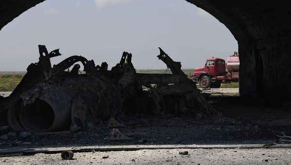 Остов самолета, сгоревшего в результате ракетного удара США по авиабазе в Сирии Остов самолета, сгоревшего в результате ракетного удара США по авиабазе в Сирии