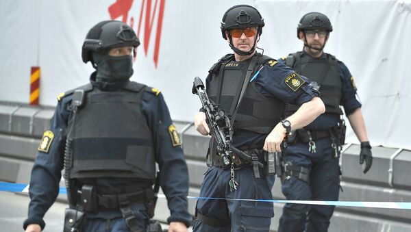 Полицейские в центре Стокгольма после наезда грузовика на людей на улице Дроттнинггатан. 7 апреля 2017 Полицейские в центре Стокгольма после наезда грузовика на людей на улице Дроттнинггатан. 7 апреля 2017