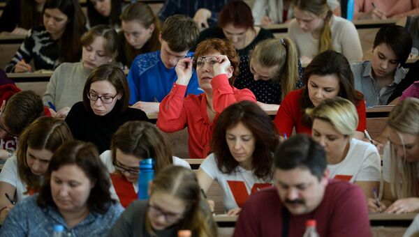 Участники во время ежегодной акции по проверке грамотности Тотальный диктант — 2017 в аудитории Новосибирского государственного университета в Новосибирске Участники во время ежегодной акции по проверке грамотности Тотальный диктант — 2017 в аудитории Новосибирского государственного университета в Новосибирске
