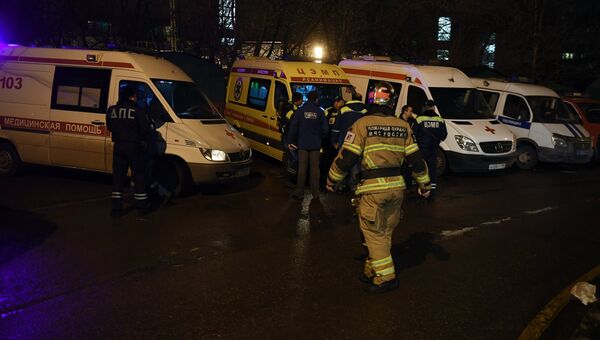 Автомобили скорой медицинской помощи неподалеку от места столкновения пассажирского поезда и электрички в районе улицы Герасима Курина в Москве Автомобили скорой медицинской помощи неподалеку от места столкновения пассажирского поезда и электрички в районе улицы Герасима Курина в Москве