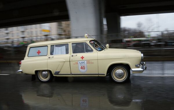 Автомобиль скорой помощи ГАЗ 21 Волга во время автопробега 108 минут в Москве, приуроченного к 56-й годовщине полета человека в космос Автомобиль скорой помощи ГАЗ 21 Волга во время автопробега 108 минут в Москве, приуроченного к 56-й годовщине полета человека в космос