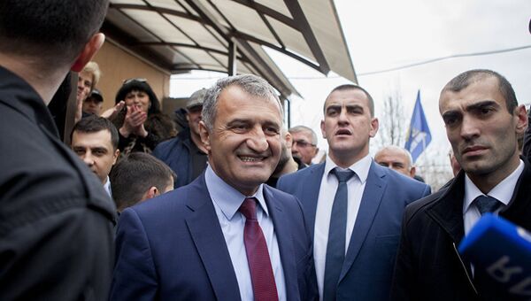 Анатолий Бибилов после выборов президента и референдума по переименованию республики в Государство Алания Анатолий Бибилов после выборов президента и референдума по переименованию республики в Государство Алания