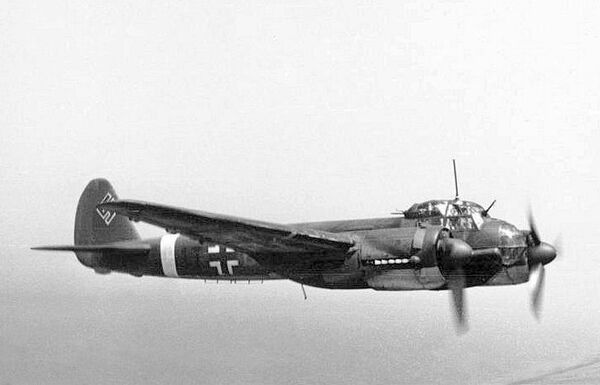 Немецкий самолет Юнкерс 88. 1942 год Немецкий самолет Юнкерс 88. 1942 год
