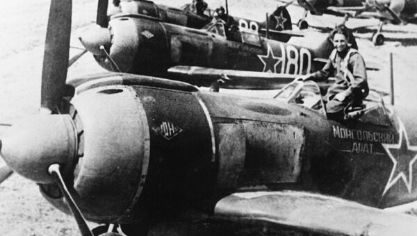 Самолеты Ла-5 из эскадрильи Монгольский арат, построенные на деньги, собранные монгольскими крестьянами Самолеты Ла-5 из эскадрильи Монгольский арат, построенные на деньги, собранные монгольскими крестьянами