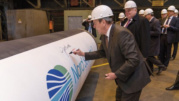 Председатель совета директоров Nord Stream 2 Герхард Шредер и главный исполнительный директор Nord Stream 2 Маттиас Варниг после экскурсии по трубному заводу Europipe в Мюльхайме. Германия, 2006 Председатель совета директоров Nord Stream 2 Герхард Шредер и главный исполнительный директор Nord Stream 2 Маттиас Варниг после экскурсии по трубному заводу Europipe в Мюльхайме. Германия, 2006