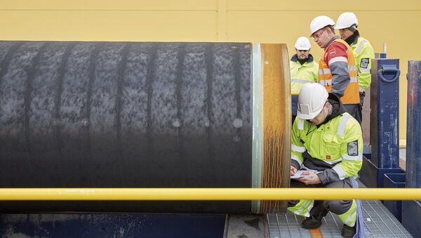 Инженеры проводят проверку первых труб, необходимых для стоительства газопровода Северный поток-2. Архивное фото Инженеры проводят проверку первых труб, необходимых для стоительства газопровода Северный поток-2. Архивное фото