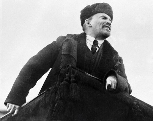 Владимир Ильич Ленин произносит речь с трибуны на Красной площади в день празднования I-ой годовщины Великой Октябрьской социалистической революции Владимир Ильич Ленин произносит речь с трибуны на Красной площади в день празднования I-ой годовщины Великой Октябрьской социалистической революции