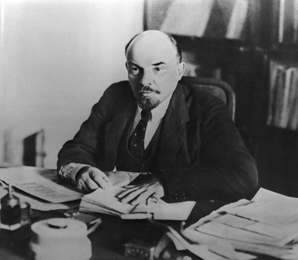 Владимир Ильич Ленин в своем кабинете в Кремле. Москва. 16 октября 1918 Владимир Ильич Ленин в своем кабинете в Кремле. Москва. 16 октября 1918