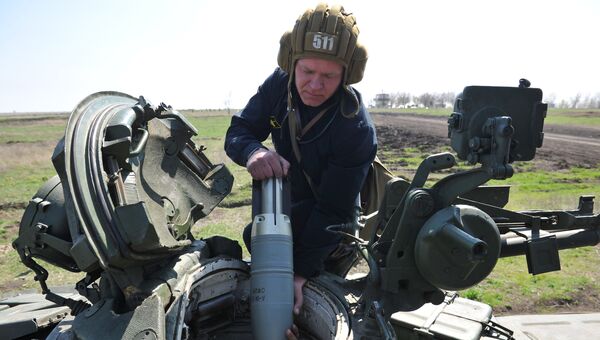 Экипаж танка Т-72 Б1 150-й мотострелковой дивизии производят заряжение снарядов перед началом учебных стрельб на полигоне Кадамовский Экипаж танка Т-72 Б1 150-й мотострелковой дивизии производят заряжение снарядов перед началом учебных стрельб на полигоне Кадамовский