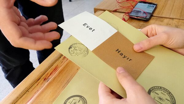 Бланк для голосования на одном из избирательных участков в Анкаре. В Турции проходит референдум по поправкам в Конституцию, предусматривающих переход на президентскую систему правления Бланк для голосования на одном из избирательных участков в Анкаре. В Турции проходит референдум по поправкам в Конституцию, предусматривающих переход на президентскую систему правления