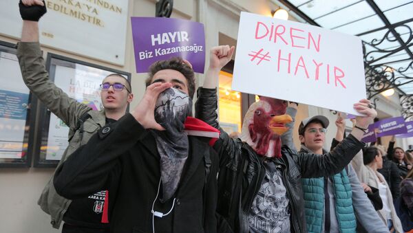Антиправительственные демонстранты во время акции протеста после референдума. Турция, 17 апреля 2017 Антиправительственные демонстранты во время акции протеста после референдума. Турция, 17 апреля 2017