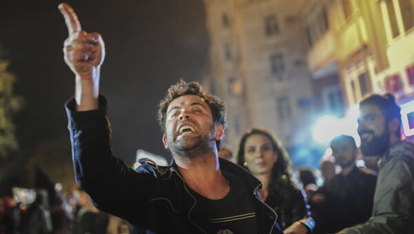 Антиправительственные демонстранты во время акции протеста после референдума. Турция, 17 апреля 2017 Антиправительственные демонстранты во время акции протеста после референдума. Турция, 17 апреля 2017