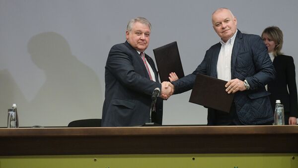 Генеральный директор МИА Россия сегодня Дмитрий Киселев и президент НИЦ Курчатовский институт Михаил Ковальчук во время подписания соглашения о сотрудничестве Генеральный директор МИА Россия сегодня Дмитрий Киселев и президент НИЦ Курчатовский институт Михаил Ковальчук во время подписания соглашения о сотрудничестве
