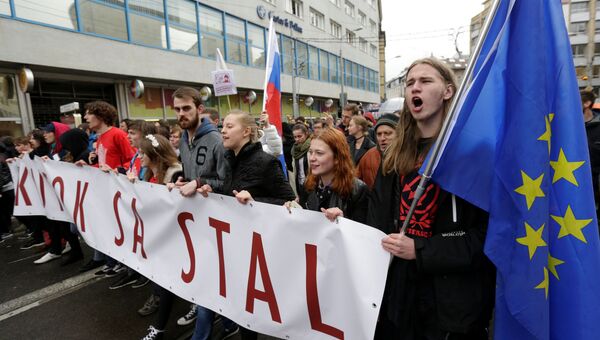 Демонстранты на акции протеста против коррупции в Братиславе Демонстранты на акции протеста против коррупции в Братиславе