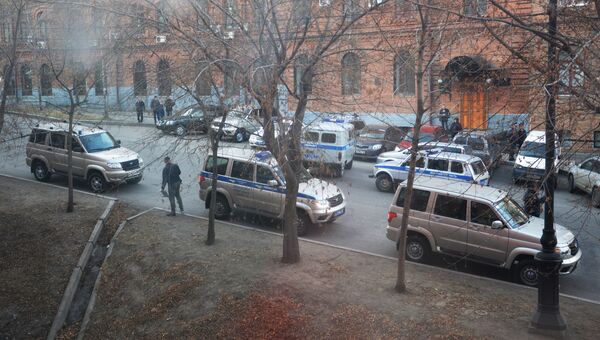 Автомобили полиции у здания приемной Управления ФСБ России по Хабаровскому краю, в котором неизвестный открыл огонь по сотрудникам и посетителям. 21 апреля 2017 Автомобили полиции у здания приемной Управления ФСБ России по Хабаровскому краю, в котором неизвестный открыл огонь по сотрудникам и посетителям. 21 апреля 2017
