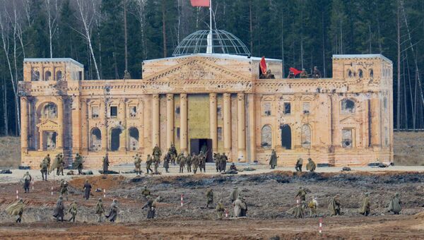 Участники во время военно-исторической реконструкции Штурм Берлина Участники во время военно-исторической реконструкции Штурм Берлина