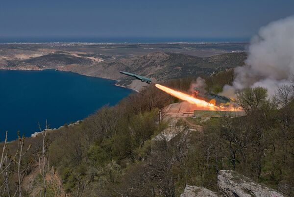 Пуск крылатой ракеты П-35 по морской мишени из БРК Утес в ходе учений ЧФ РФ в Крыму Пуск крылатой ракеты П-35 по морской мишени из БРК Утес в ходе учений ЧФ РФ в Крыму