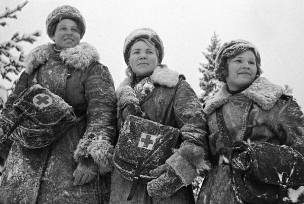 Девушки-санитарки во время Великой Отечественной войны Девушки-санитарки во время Великой Отечественной войны