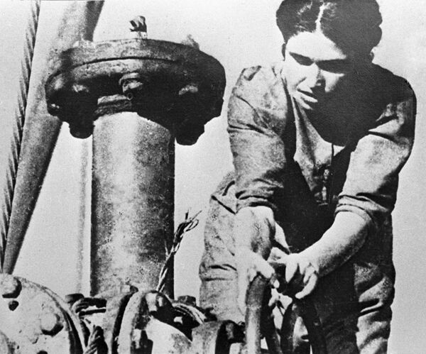 Женщина-оператор работает на Бакинских нефтяных промыслах во время Великой Отечественной войны Женщина-оператор работает на Бакинских нефтяных промыслах во время Великой Отечественной войны