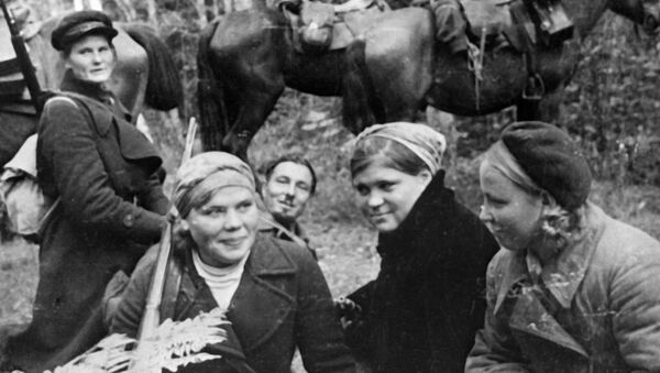 Девушки из партизанского отряда на привале в лесу Девушки из партизанского отряда на привале в лесу