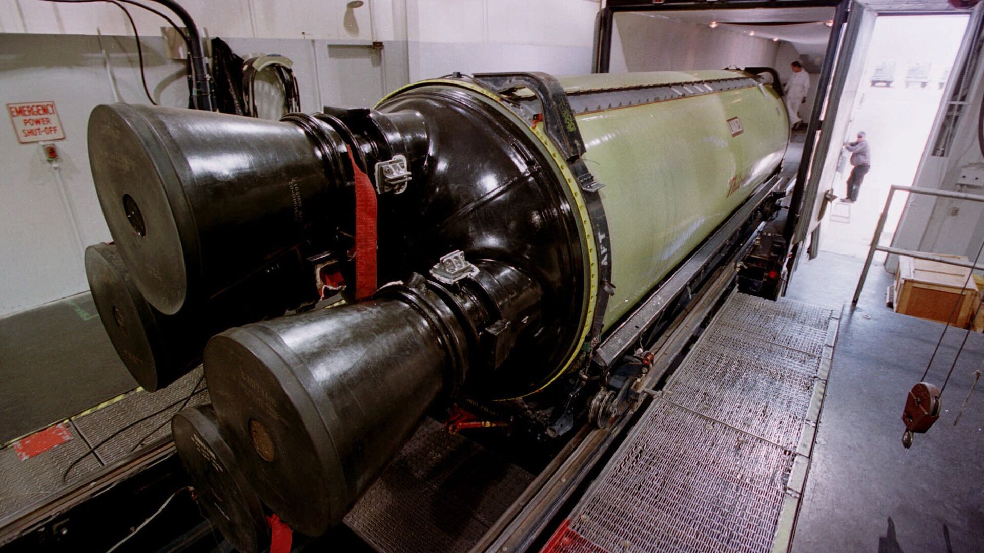 Погрузка межконтинентальной баллистической ракеты Minuteman III для перевозки на военную базу в штат Юта. 2002 год Погрузка межконтинентальной баллистической ракеты Minuteman III для перевозки на военную базу в штат Юта. 2002 год - РИА Новости, 1920, 26.10.2020