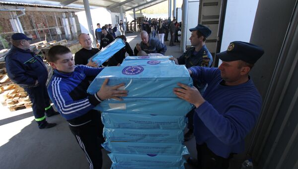 Разгрузка грузового автомобиля 64-го конвоя МЧС России с гуманитарной помощью для жителей Донбасса в Донецке. Архивное фото Разгрузка грузового автомобиля 64-го конвоя МЧС России с гуманитарной помощью для жителей Донбасса в Донецке. Архивное фото
