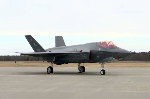 Истребитель-бомбардировщик пятого поколения F-35 Lightning II на на авиабазе Эмари под Таллином. 25 апреля 2017 года Истребитель-бомбардировщик пятого поколения F-35 Lightning II на на авиабазе Эмари под Таллином. 25 апреля 2017 года
