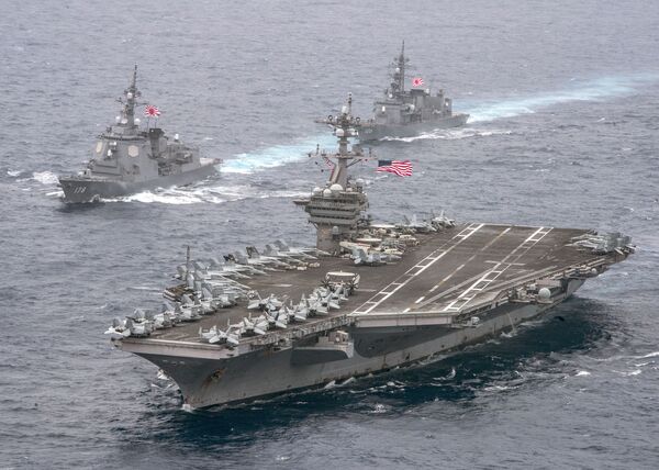 Авианосец ВМС США Карл Винсон в сопровождении эсминцев морских сил самообороны Японии. 26 апреля 2017 Авианосец ВМС США Карл Винсон в сопровождении эсминцев морских сил самообороны Японии. 26 апреля 2017