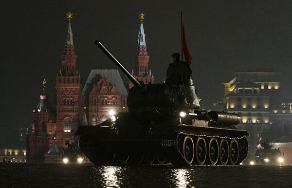 Танк Т-34-85 на репетиции парада Победы на Красной площади Танк Т-34-85 на репетиции парада Победы на Красной площади