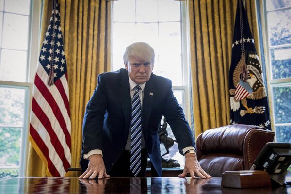 Президент США Дональд Трамп в Овальном кабинете Белого дома в Вашингтоне Президент США Дональд Трамп в Овальном кабинете Белого дома в Вашингтоне