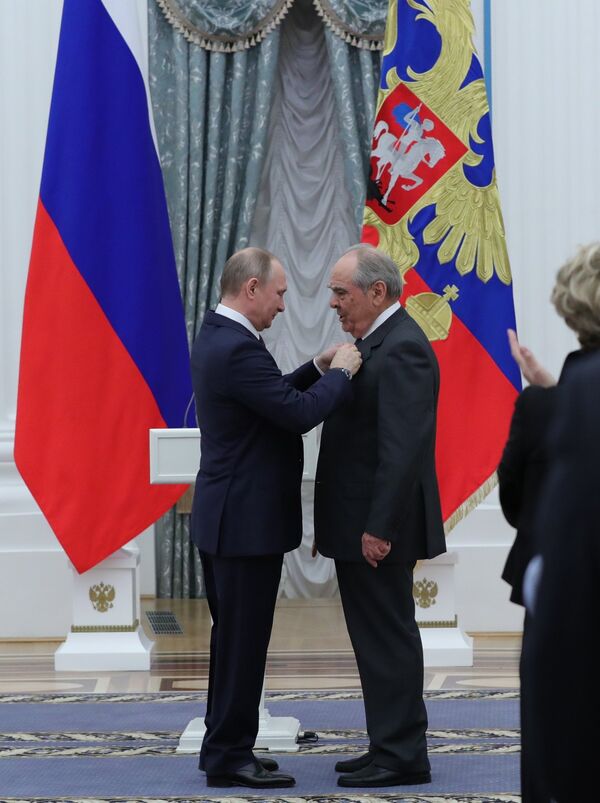 Президент РФ В. Путин вручил медали Герой Труда Российской Федерации Президент РФ В. Путин вручил медали Герой Труда Российской Федерации