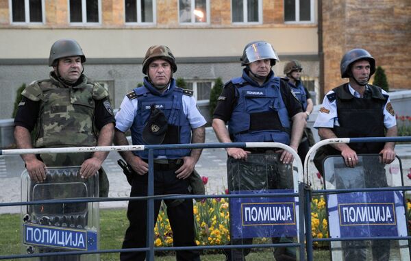Полицейские охраняют здание парламента Македонии в Скопье во время акции протеста македонской оппозиции против амнистии высокопоставленных политиков и досрочных парламентских выборов. 2016 год Полицейские охраняют здание парламента Македонии в Скопье во время акции протеста македонской оппозиции против амнистии высокопоставленных политиков и досрочных парламентских выборов. 2016 год