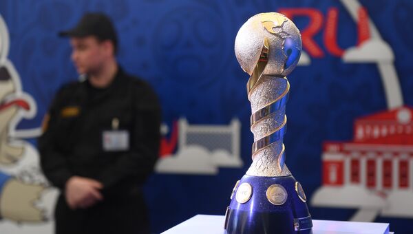 Трофей Кубка Конфедераций 2017 на церемонии открытия Парка Кубка конфедераций 2017 на территории парка искусств Музеон Трофей Кубка Конфедераций 2017 на церемонии открытия Парка Кубка конфедераций 2017 на территории парка искусств Музеон