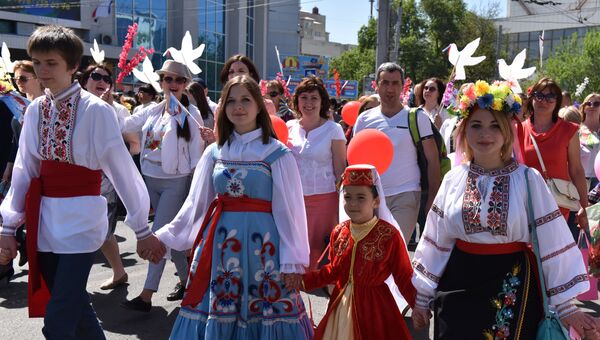 Участники праздничной первомайской демонстрации в Симферополе Участники праздничной первомайской демонстрации в Симферополе