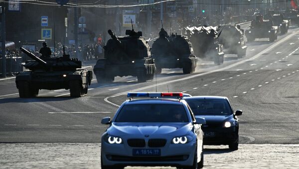 Танк Т-72Б3, самоходные гаубицы Коалиция-СВ и Мста-С, зенитные ракетные комплексы БУК-М2 и Тор-М2У во время репетиции парада Победы в Москве Танк Т-72Б3, самоходные гаубицы Коалиция-СВ и Мста-С, зенитные ракетные комплексы БУК-М2 и Тор-М2У во время репетиции парада Победы в Москве
